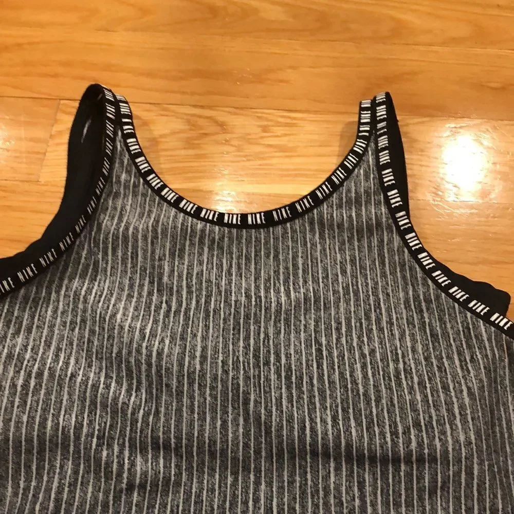 𝅺NIKE Dri-Fit built in bra tank top size medium.